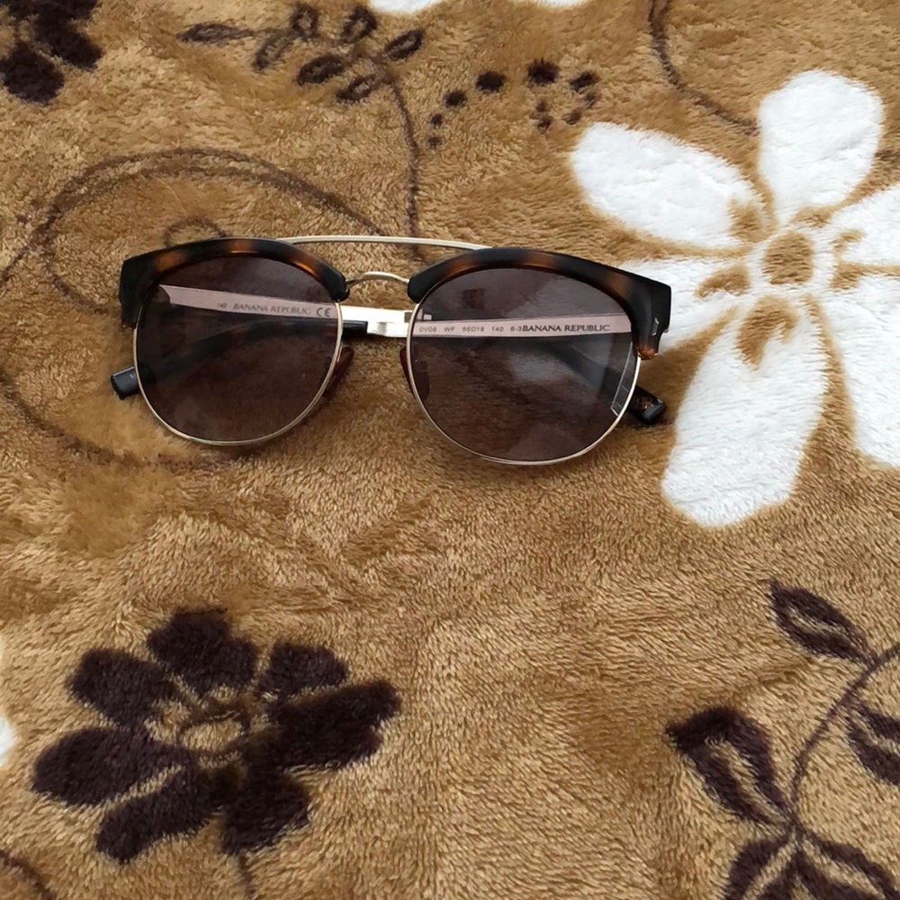 Wire frame sunnies